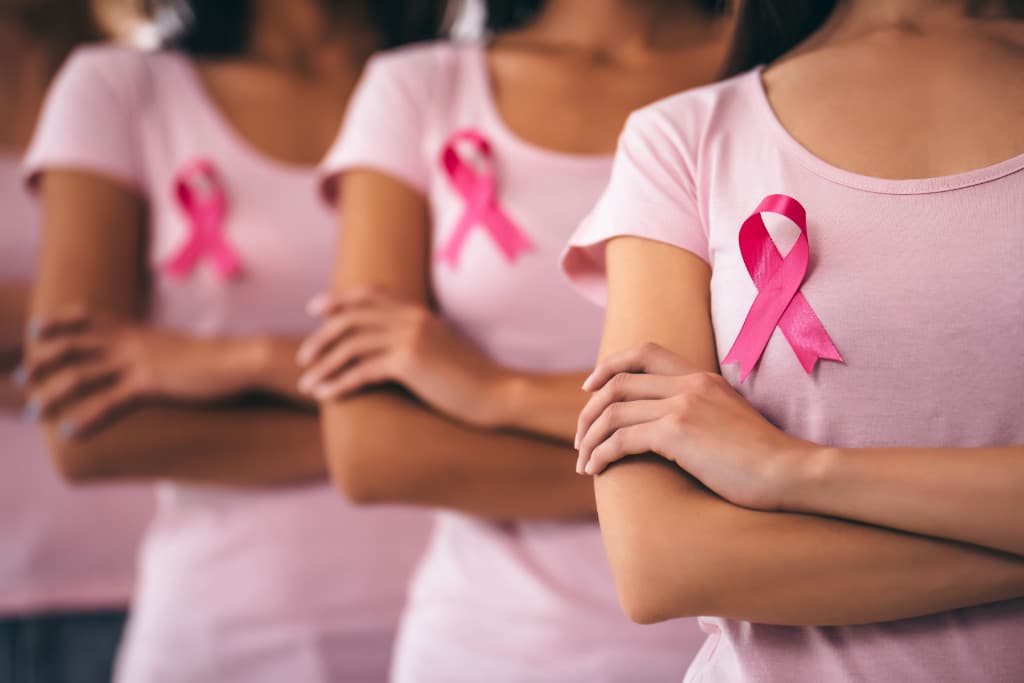 Frauen mit rosa Schleifen für Brustkrebsbewusstsein